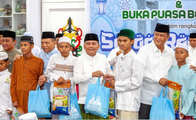 Gubernur Kalteng H. Agustiar Sabran menyerahkan paket sembako kepada masyarakat dan panti asuhan dalam rangkaian kegiatan buka puasa bersama Ramadan 2026. (23/2/26)