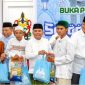 Gubernur Kalteng H. Agustiar Sabran menyerahkan paket sembako kepada masyarakat dan panti asuhan dalam rangkaian kegiatan buka puasa bersama Ramadan 2026. (23/2/26)