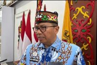 Leonard S. Ampung saat memberikan keterangan kepada awak media di Rumah Jabatan Gubernur Kalimantan Tengah, Palangka Raya, Kamis (26/2/26), terkait pencairan THR ASN 2026 yang masih menunggu regulasi resmi dari pemerintah pusat.