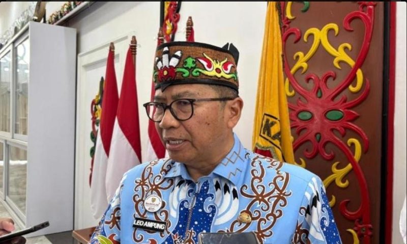 Leonard S. Ampung saat memberikan keterangan kepada awak media di Rumah Jabatan Gubernur Kalimantan Tengah, Palangka Raya, Kamis (26/2/26), terkait pencairan THR ASN 2026 yang masih menunggu regulasi resmi dari pemerintah pusat.
