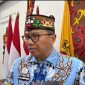 Leonard S. Ampung saat memberikan keterangan kepada awak media di Rumah Jabatan Gubernur Kalimantan Tengah, Palangka Raya, Kamis (26/2/26), terkait pencairan THR ASN 2026 yang masih menunggu regulasi resmi dari pemerintah pusat.