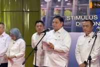 Menko Perekonomian Airlangga Hartarto saat konferensi pers di Stasiun Gambir, Jakarta, Selasa (10/2/2026). [Suara.com/Dicky Prastya] 