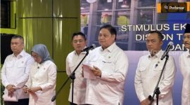 Menko Perekonomian Airlangga Hartarto saat konferensi pers di Stasiun Gambir, Jakarta, Selasa (10/2/2026). [Suara.com/Dicky Prastya] 