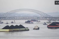 Sejumlah kapal tongkang pengangkut batu bara melintas di Sungai Mahakam, Samarinda, Kalimantan Timur, Selasa (20/1/2026). [Antara] 