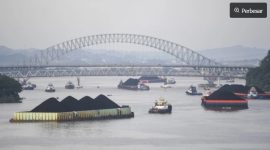 Sejumlah kapal tongkang pengangkut batu bara melintas di Sungai Mahakam, Samarinda, Kalimantan Timur, Selasa (20/1/2026). [Antara] 