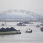 Sejumlah kapal tongkang pengangkut batu bara melintas di Sungai Mahakam, Samarinda, Kalimantan Timur, Selasa (20/1/2026). [Antara] 