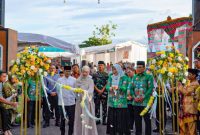Wali Kota Palangka Raya Fairid Naparin secara resmi membuka Pasar Ramadan di Halaman Pasar Datah Manuah, Jalan Yos Sudarso, Palangka Raya, Kamis (19/2/2026) sore, disaksikan Wakil Wali Kota Achmad Zaini dan jajaran perangkat daerah.