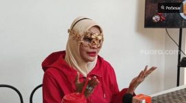 Dokter Detektif alias Doktif saat konferensi pers di Senayan, Jakarta Pusat pada Rabu, 7 Januari 2026. [Suara.com/Rena Pangesti] 