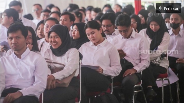 Peserta mengikuti seleksi Calon Pegawai Negeri Sipil (CPNS) yang akan mengikuti seleksi kompetensi dasar di kantor Balai Kepegawaian Negara (BKN), Jakarta, Rabu (16/10/2024). [Suara.com/Alfian Winanto]