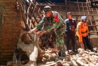 lustrasi-- Bangunan yang ambruk akibat gempa bumi. [Antara/Budi Candra Setya/bar] 