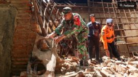 lustrasi-- Bangunan yang ambruk akibat gempa bumi. [Antara/Budi Candra Setya/bar] 