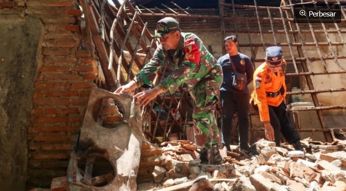 lustrasi-- Bangunan yang ambruk akibat gempa bumi. [Antara/Budi Candra Setya/bar] 