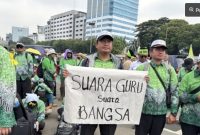 Peserta aksi demo Guru Madrasah di depan Gedung DPR/MPR RI, Jakarta Pusat, Rabu (11/2/2026). (Suara.com/Dinda) 
