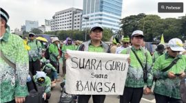 Peserta aksi demo Guru Madrasah di depan Gedung DPR/MPR RI, Jakarta Pusat, Rabu (11/2/2026). (Suara.com/Dinda) 