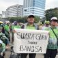 Peserta aksi demo Guru Madrasah di depan Gedung DPR/MPR RI, Jakarta Pusat, Rabu (11/2/2026). (Suara.com/Dinda) 