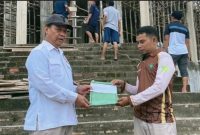Anggota DPRD Kalteng H. Sugiyarto, saat menyerahkan bantuan kepada perwakilan Masjid diwilayah Kabupaten Lamandau, baru-baru ini. (Istimewa)
