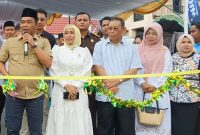 Sekda Barsel Ita Minarni (foto tengah) bersama Wakil Bupati Kristianto Yudha (foto kiri) dan sejumlah Kepala OPD saat menghadiri acara pembukaan pasar Ramadhan 1447 H/2026 M di halaman pasar Palaza Beringin Buntok, Kamis (19/2/206). Foto. Alifansyah/1tulah.com