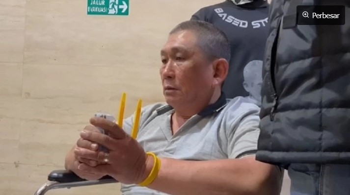 Terduga bandar narkoba bernama Erwin alias Koko Erwin digiring ke dalam Gedung Bareskrim Polri, Jakarta, Jumat (27/2/2026). (ANTARA/HO-Dokumentasi pribadi) 