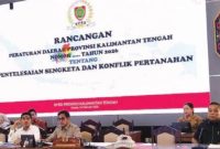 Pansus Raperda Penyelesaian Sengketa dan Konflik Pertanahan menggelar rapat bersama Pemprov Kalteng di ruang rapat gabungan DPRD Kalteng, Selasa (24/2/2026).Foto:Ist.