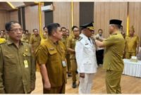 Bupati Barsel Eddy Raya Samsuri saat menyematkan lencana dan tanda jabatan kepada Camat Dusun Selatan yang baru dilantik, Senin (23/2/2026). Foto. Alifansyah/1tulah.com
