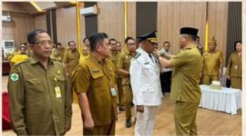 Bupati Barsel Eddy Raya Samsuri saat menyematkan lencana dan tanda jabatan kepada Camat Dusun Selatan yang baru dilantik, Senin (23/2/2026). Foto. Alifansyah/1tulah.com