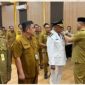Bupati Barsel Eddy Raya Samsuri saat menyematkan lencana dan tanda jabatan kepada Camat Dusun Selatan yang baru dilantik, Senin (23/2/2026). Foto. Alifansyah/1tulah.com