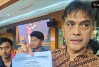 Perwakilan Koalisi Insan Pers dan Masyarakat Sipil, Roy Pakpahan menyerahkan 