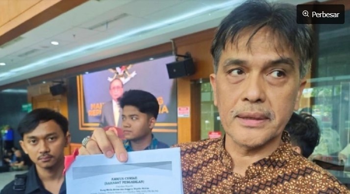 Perwakilan Koalisi Insan Pers dan Masyarakat Sipil, Roy Pakpahan menyerahkan 