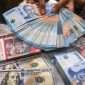 Mata uang rupiah dan dolar Amerika Serikat. [Antara] 