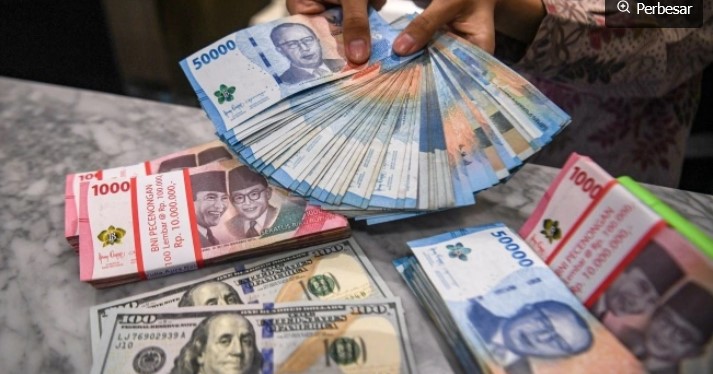 Mata uang rupiah dan dolar Amerika Serikat. [Antara] 