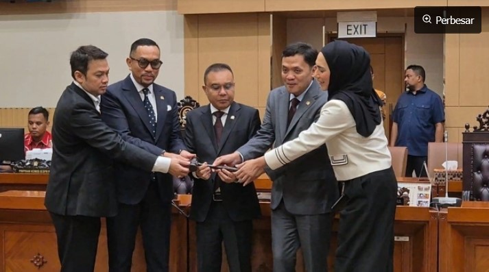 Rapat penetapan pergantian pimpinan Komisi III dari Fraksi Partai NasDem di Gedung Nusantara II, Kompleks Parlemen, Senayan, Kamis (19/2/2026). [Suara.com/Bagaskara]