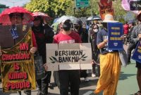 Aktivis lingkungan melakukan aksi di Jalan Sudirman, Jakarta, Jumat (27/9/2024). [Suara.com/Alfian Winanto]