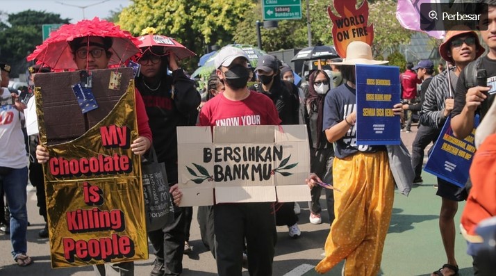 Aktivis lingkungan melakukan aksi di Jalan Sudirman, Jakarta, Jumat (27/9/2024). [Suara.com/Alfian Winanto]