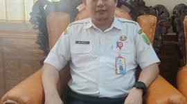 M. Taupik Kepala Disperkimtan Barsel saat diwawancarai diruang kerjanya. Rabu (11/2/2026). Foto. Alifansyah/1tulah.com