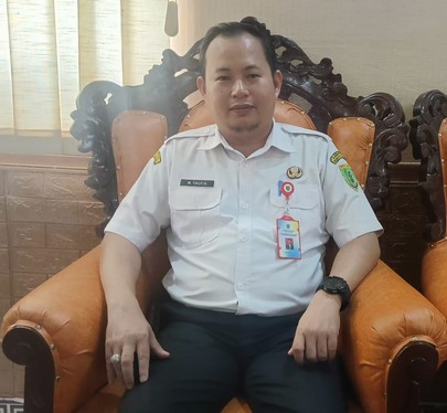 M. Taupik Kepala Disperkimtan Barsel saat diwawancarai diruang kerjanya. Rabu (11/2/2026). Foto. Alifansyah/1tulah.com