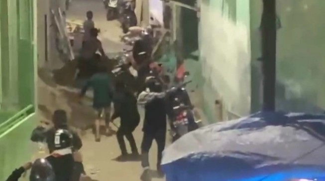 Ilustrasi: Perang kelompok antar lorong di Kecamatan Tallo, kota Makassar kembali pecah dan menelan korban [Suara.com/Istimewa] 