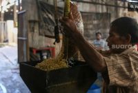 Pekerja menyelesaikan pembuatan tahu di pabrik kawasan Duren Tiga, Jakarta, Rabu (31/1/2024). [Suara.com/Alfian Winanto] 