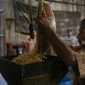 Pekerja menyelesaikan pembuatan tahu di pabrik kawasan Duren Tiga, Jakarta, Rabu (31/1/2024). [Suara.com/Alfian Winanto] 
