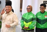 Presiden Prabowo Subianto (kiri) menyapa wartawan seusai menyampaikan keterangan terkait pemberian tunjangan hari raya (THR) kepada pengemudi ojek daring di Istana Merdeka, Jakarta, Senin (10/3/2025). [ANTARA FOTO/Aditya Pradana Putra/sgd/YU]
