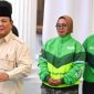 Presiden Prabowo Subianto (kiri) menyapa wartawan seusai menyampaikan keterangan terkait pemberian tunjangan hari raya (THR) kepada pengemudi ojek daring di Istana Merdeka, Jakarta, Senin (10/3/2025). [ANTARA FOTO/Aditya Pradana Putra/sgd/YU]
