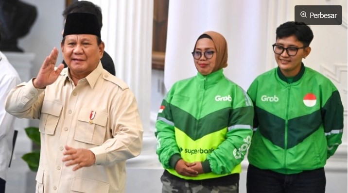 Presiden Prabowo Subianto (kiri) menyapa wartawan seusai menyampaikan keterangan terkait pemberian tunjangan hari raya (THR) kepada pengemudi ojek daring di Istana Merdeka, Jakarta, Senin (10/3/2025). [ANTARA FOTO/Aditya Pradana Putra/sgd/YU]
