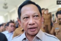 Menteri Dalam Negeri (Mendagri) RI Tito Karnavian saat diwawancarai wartawan di Kota Padang, Selasa (13/1/2026). [Dok. Antara/ Muhammad Zulfikar] 
