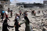 Vatikan menolak bergabung ke dalam Board of Peace bentukan Donald Trump. Foto: Warga Palestina membawa beberapa barang yang diselamatkan ketika mereka menuju kamp pengungsi Jabalia di Jalur Gaza utara, Jumat (30/5/2024). [Omar AL-QATTAA / AFP]