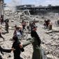 Vatikan menolak bergabung ke dalam Board of Peace bentukan Donald Trump. Foto: Warga Palestina membawa beberapa barang yang diselamatkan ketika mereka menuju kamp pengungsi Jabalia di Jalur Gaza utara, Jumat (30/5/2024). [Omar AL-QATTAA / AFP]