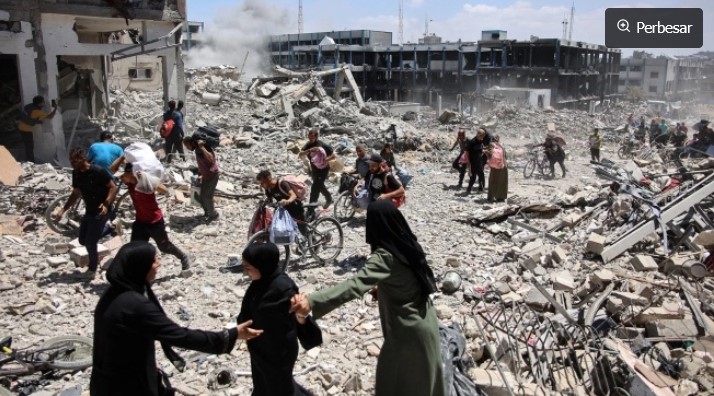 Vatikan menolak bergabung ke dalam Board of Peace bentukan Donald Trump. Foto: Warga Palestina membawa beberapa barang yang diselamatkan ketika mereka menuju kamp pengungsi Jabalia di Jalur Gaza utara, Jumat (30/5/2024). [Omar AL-QATTAA / AFP]