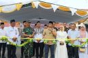 Wabup Barsel Kristianto Yudha (kemeja warna crem) didampingi Sekda Dr. Ita Minarni bersama unsur Forkopimda dan anggota DPRD saat hendak memotong pita tanda pasar Ramadhan 1447 H/2026 M resmi dibuka, Kamis (19/2/2026). Foto. Alifansyah/1tulah.com