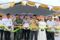 Wabup Barsel Kristianto Yudha (kemeja warna crem) didampingi Sekda Dr. Ita Minarni bersama unsur Forkopimda dan anggota DPRD saat hendak memotong pita tanda pasar Ramadhan 1447 H/2026 M resmi dibuka, Kamis (19/2/2026). Foto. Alifansyah/1tulah.com