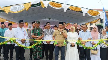 Wabup Barsel Kristianto Yudha (kemeja warna crem) didampingi Sekda Dr. Ita Minarni bersama unsur Forkopimda dan anggota DPRD saat hendak memotong pita tanda pasar Ramadhan 1447 H/2026 M resmi dibuka, Kamis (19/2/2026). Foto. Alifansyah/1tulah.com