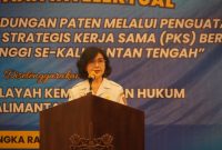 Plt. Asisten Pemerintahan dan Kesejahteraan Rakyat Linae Victoria Aden saat membuka kegiatan diseminasi penguatan Sentra Kekayaan Intelektual di Batang Garing Ballroom Hotel Best Western, Palangka Raya, yang dihadiri perwakilan Direktorat Jenderal Kekayaan Intelektual, Kantor Wilayah Kementerian Hukum Provinsi Kalimantan Tengah, Bapperida, serta pimpinan perguruan tinggi se-Kalimantan Tengah. (4/3/26)