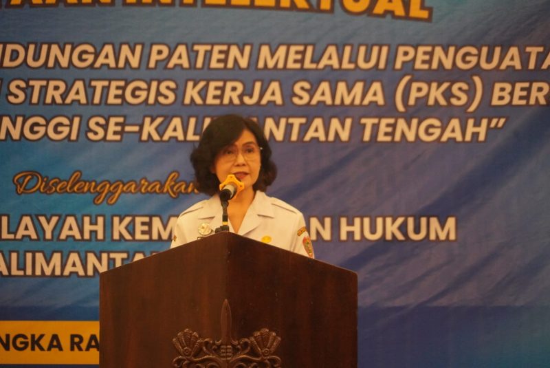Plt. Asisten Pemerintahan dan Kesejahteraan Rakyat Linae Victoria Aden saat membuka kegiatan diseminasi penguatan Sentra Kekayaan Intelektual di Batang Garing Ballroom Hotel Best Western, Palangka Raya, yang dihadiri perwakilan Direktorat Jenderal Kekayaan Intelektual, Kantor Wilayah Kementerian Hukum Provinsi Kalimantan Tengah, Bapperida, serta pimpinan perguruan tinggi se-Kalimantan Tengah. (4/3/26)